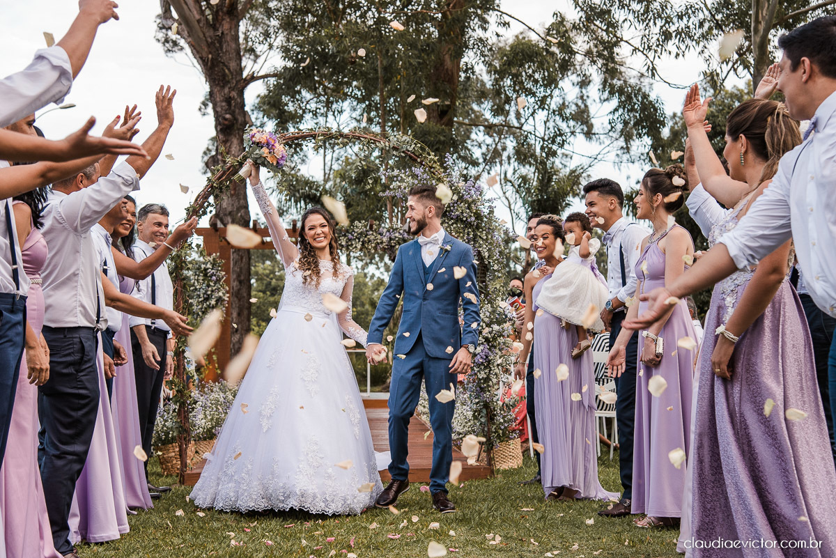 casamento ao ar livre fim de tarde wedding inspiration noivo noiva vestido buquê decoração chácara bambu fotógrafo de casamento em vila velha fotógrafo de casamento em vitória  espirito santo es fotografo de casamento em serra 