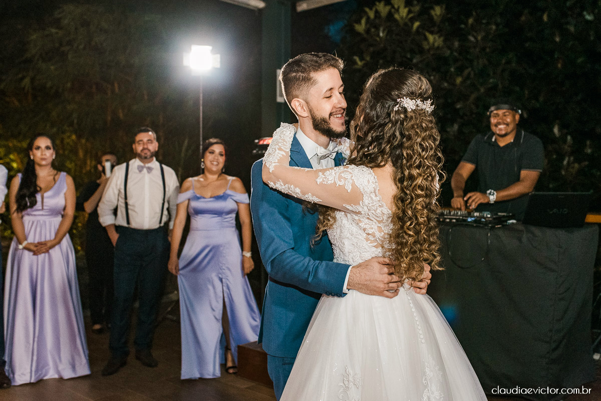 casamento ao ar livre fim de tarde wedding inspiration noivo noiva vestido buquê decoração chácara bambu fotógrafo de casamento em vila velha fotógrafo de casamento em vitória  espirito santo es fotografo de casamento em serra 