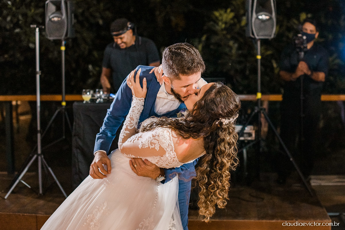 casamento ao ar livre fim de tarde wedding inspiration noivo noiva vestido buquê decoração chácara bambu fotógrafo de casamento em vila velha fotógrafo de casamento em vitória  espirito santo es fotografo de casamento em serra 