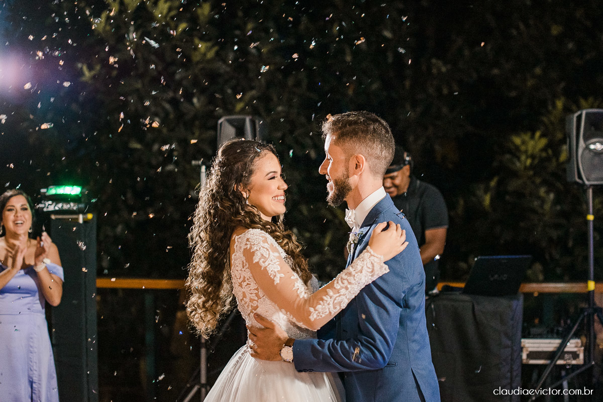 casamento ao ar livre fim de tarde wedding inspiration noivo noiva vestido buquê decoração chácara bambu fotógrafo de casamento em vila velha fotógrafo de casamento em vitória  espirito santo es fotografo de casamento em serra 