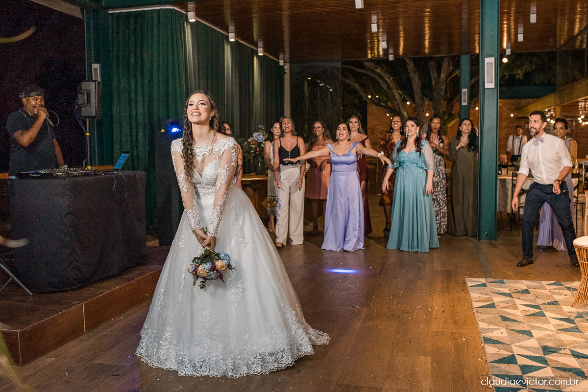 casamento ao ar livre fim de tarde wedding inspiration noivo noiva vestido buquê decoração chácara bambu fotógrafo de casamento em vila velha fotógrafo de casamento em vitória  espirito santo es fotografo de casamento em serra 