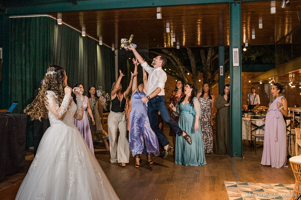casamento ao ar livre fim de tarde wedding inspiration noivo noiva vestido buquê decoração chácara bambu fotógrafo de casamento em vila velha fotógrafo de casamento em vitória  espirito santo es fotografo de casamento em serra 