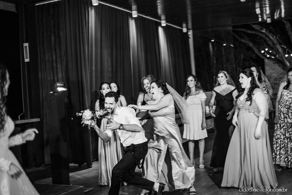 casamento ao ar livre fim de tarde wedding inspiration noivo noiva vestido buquê decoração chácara bambu fotógrafo de casamento em vila velha fotógrafo de casamento em vitória  espirito santo es fotografo de casamento em serra 