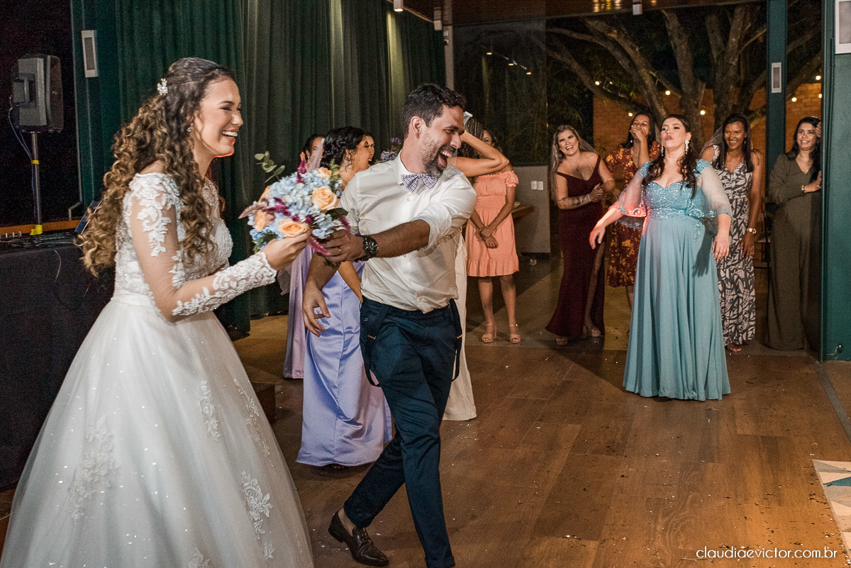 casamento ao ar livre fim de tarde wedding inspiration noivo noiva vestido buquê decoração chácara bambu fotógrafo de casamento em vila velha fotógrafo de casamento em vitória  espirito santo es fotografo de casamento em serra 