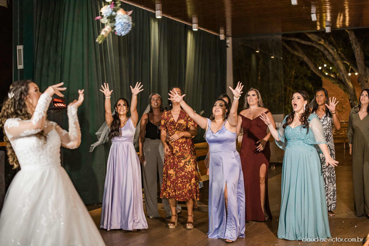 casamento ao ar livre fim de tarde wedding inspiration noivo noiva vestido buquê decoração chácara bambu fotógrafo de casamento em vila velha fotógrafo de casamento em vitória  espirito santo es fotografo de casamento em serra 