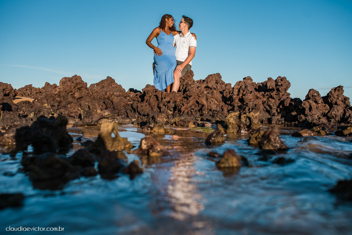 Ensaio namoro pre wedding pré-casamento na praia de Coqueiral de Aracruz feito por fotógrafo de casamento em vila velha fotógrafo de casamento em vitória espirito santo es noiva noivo por do sol fotos de casais