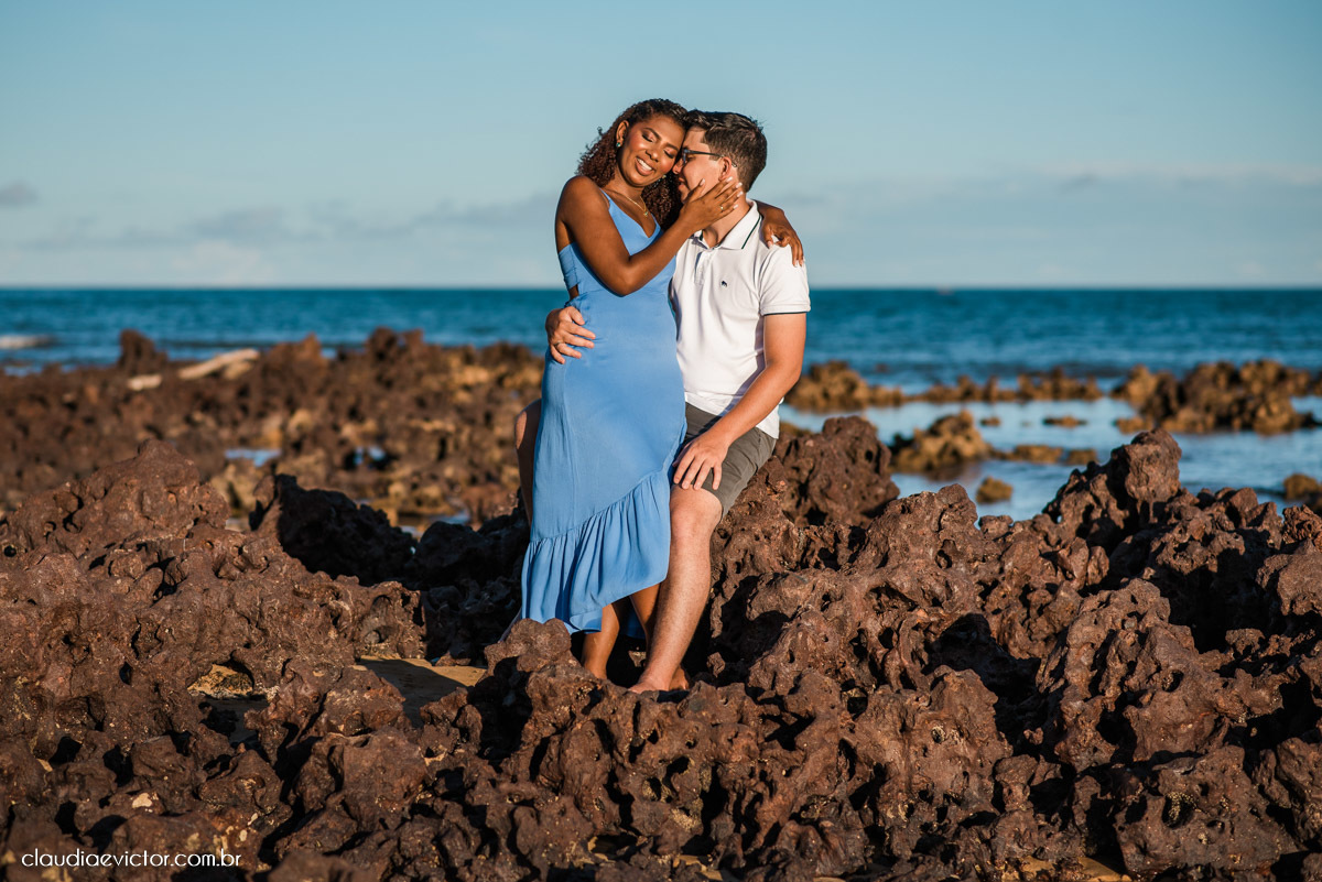 Ensaio namoro pre wedding pré-casamento na praia de Coqueiral de Aracruz feito por fotógrafo de casamento em vila velha fotógrafo de casamento em vitória espirito santo es noiva noivo por do sol fotos de casais