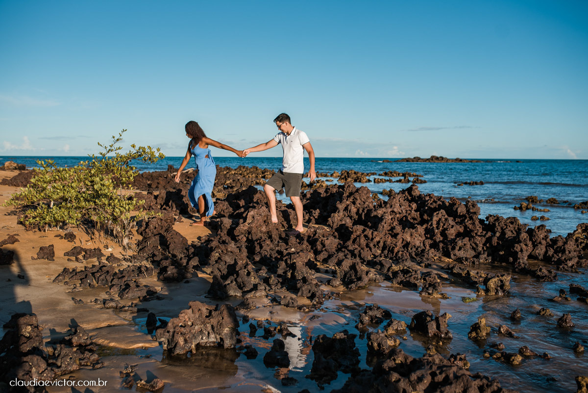 Ensaio namoro pre wedding pré-casamento na praia de Coqueiral de Aracruz feito por fotógrafo de casamento em vila velha fotógrafo de casamento em vitória espirito santo es noiva noivo por do sol fotos de casais