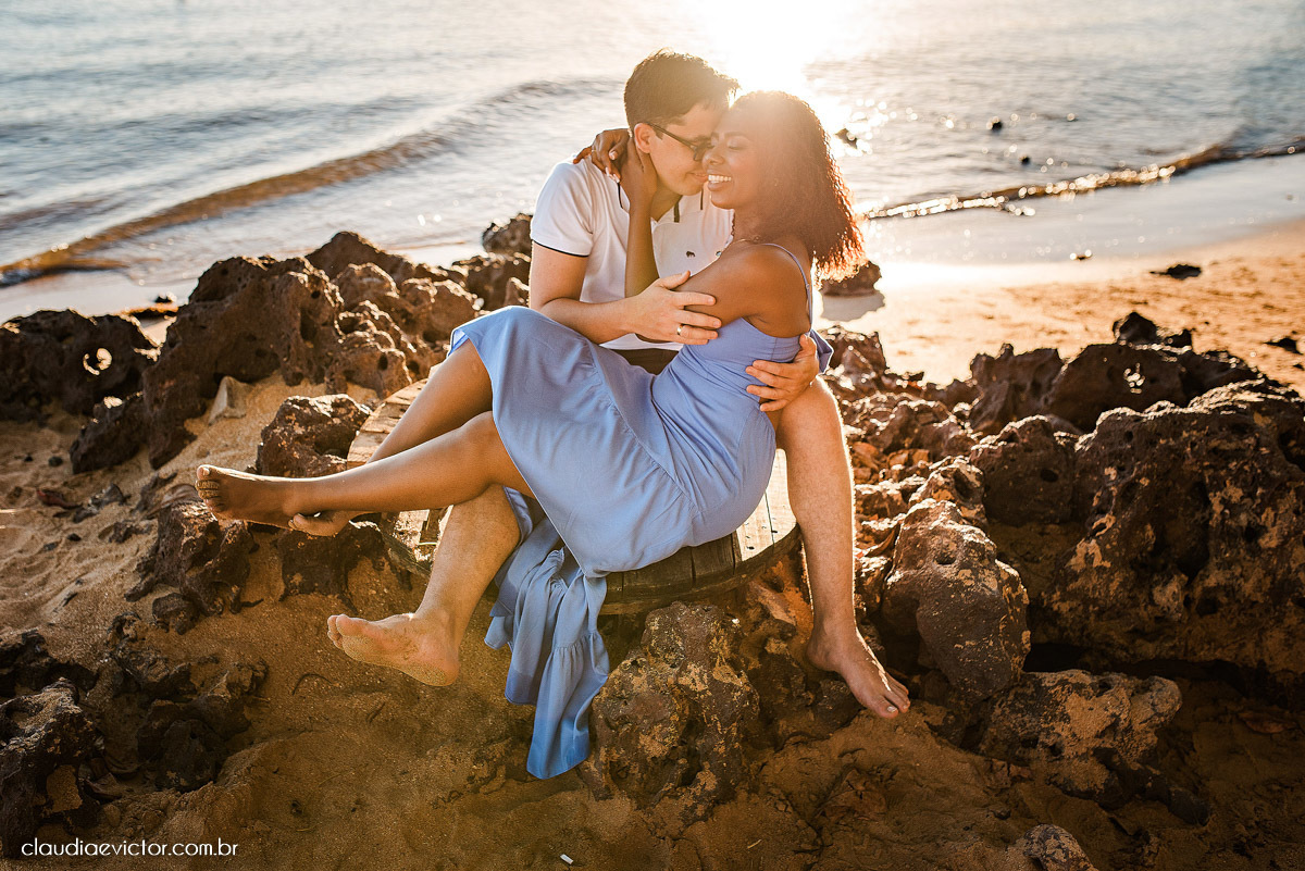 Ensaio namoro pre wedding pré-casamento na praia de Coqueiral de Aracruz feito por fotógrafo de casamento em vila velha fotógrafo de casamento em vitória espirito santo es noiva noivo por do sol fotos de casais