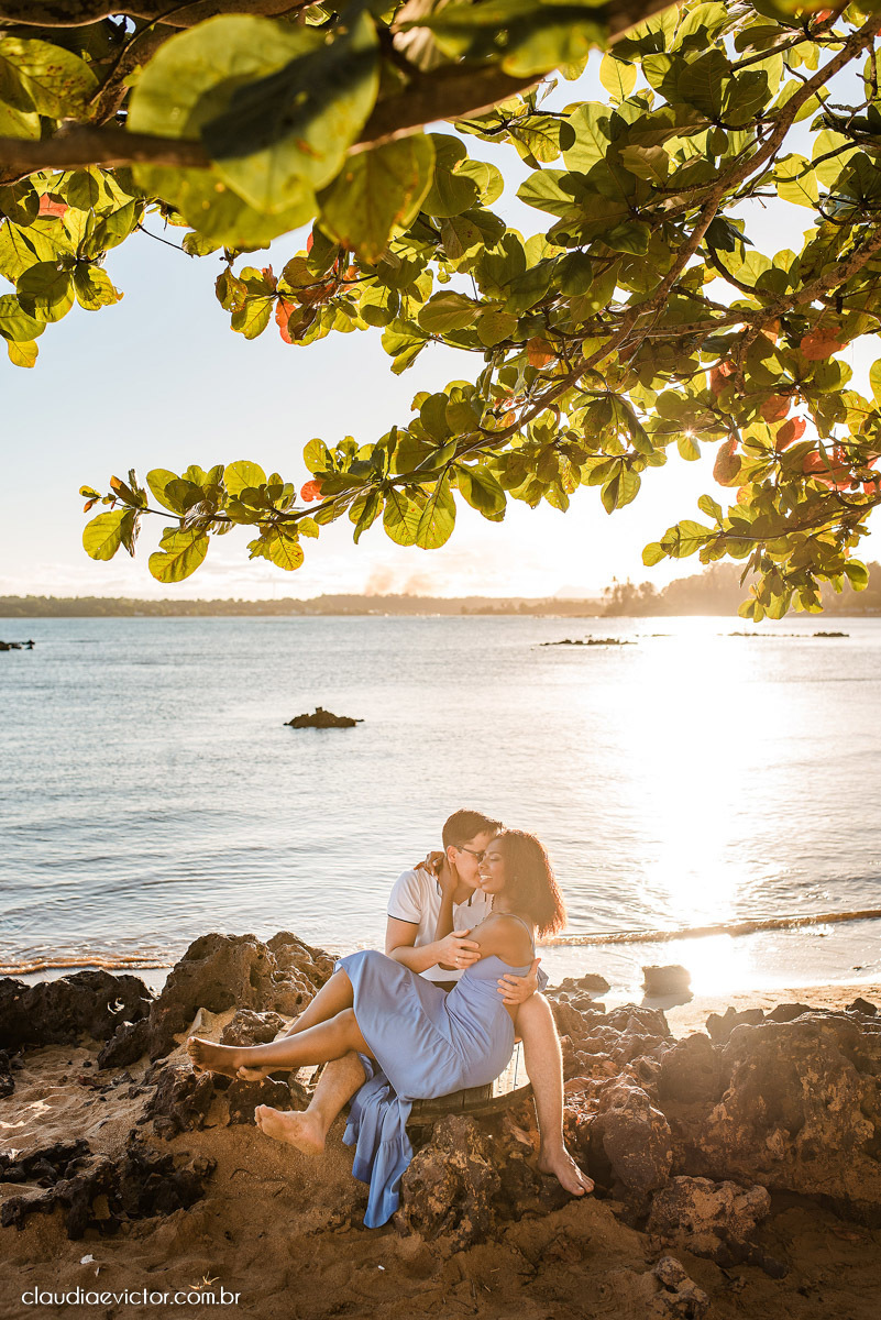 Ensaio namoro pre wedding pré-casamento na praia de Coqueiral de Aracruz feito por fotógrafo de casamento em vila velha fotógrafo de casamento em vitória espirito santo es noiva noivo por do sol fotos de casais