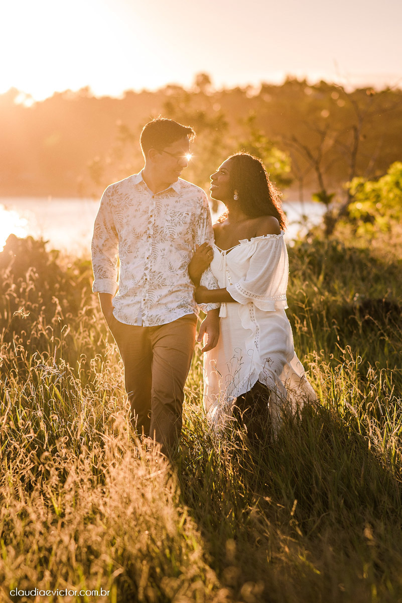 Ensaio namoro pre wedding pré-casamento na praia de Coqueiral de Aracruz feito por fotógrafo de casamento em vila velha fotógrafo de casamento em vitória espirito santo es noiva noivo por do sol fotos de casais