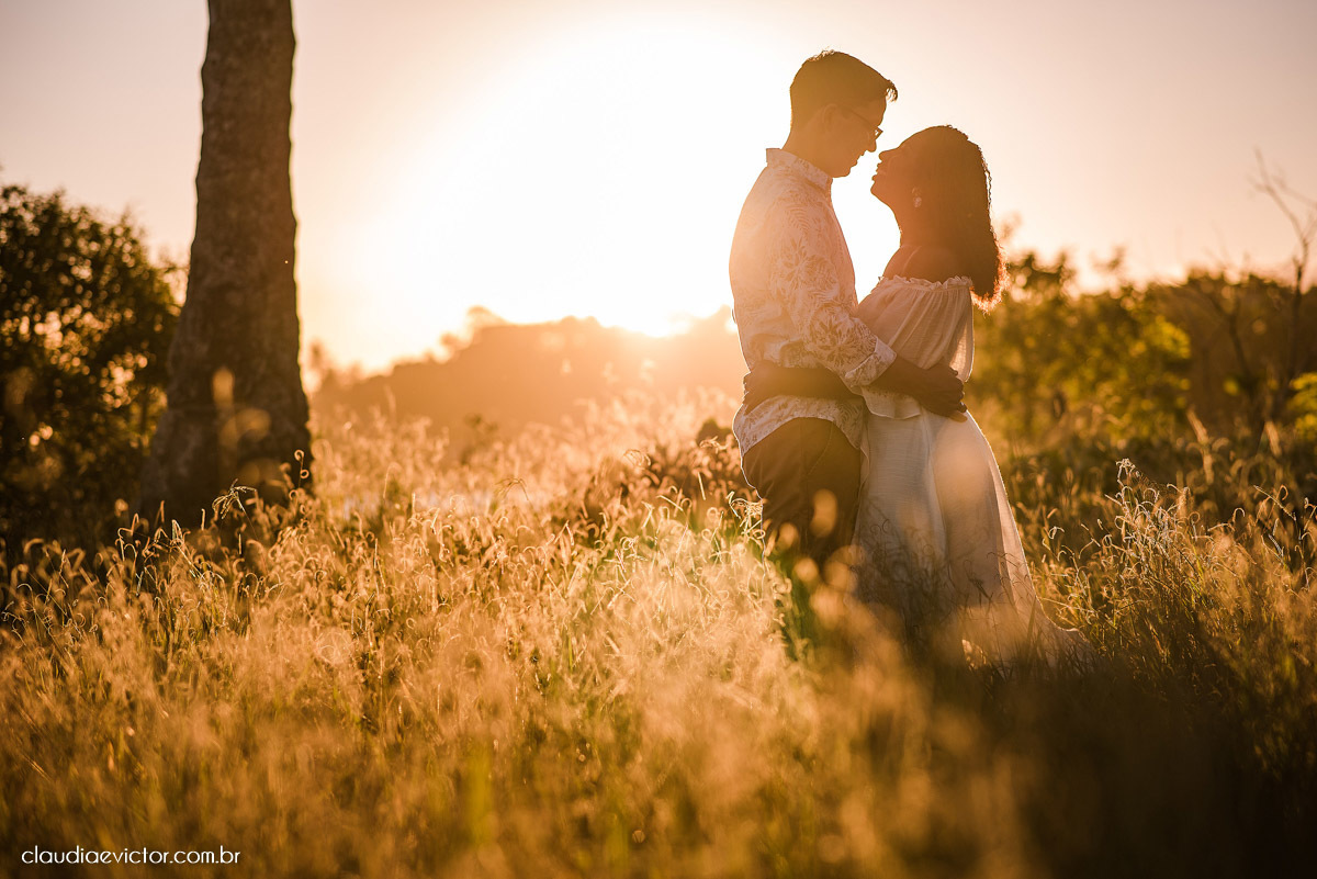 Ensaio namoro pre wedding pré-casamento na praia de Coqueiral de Aracruz feito por fotógrafo de casamento em vila velha fotógrafo de casamento em vitória espirito santo es noiva noivo por do sol fotos de casais