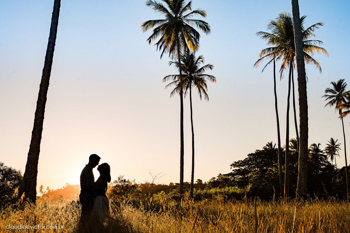 Ensaio namoro pre wedding pré-casamento na praia de Coqueiral de Aracruz feito por fotógrafo de casamento em vila velha fotógrafo de casamento em vitória espirito santo es noiva noivo por do sol fotos de casais