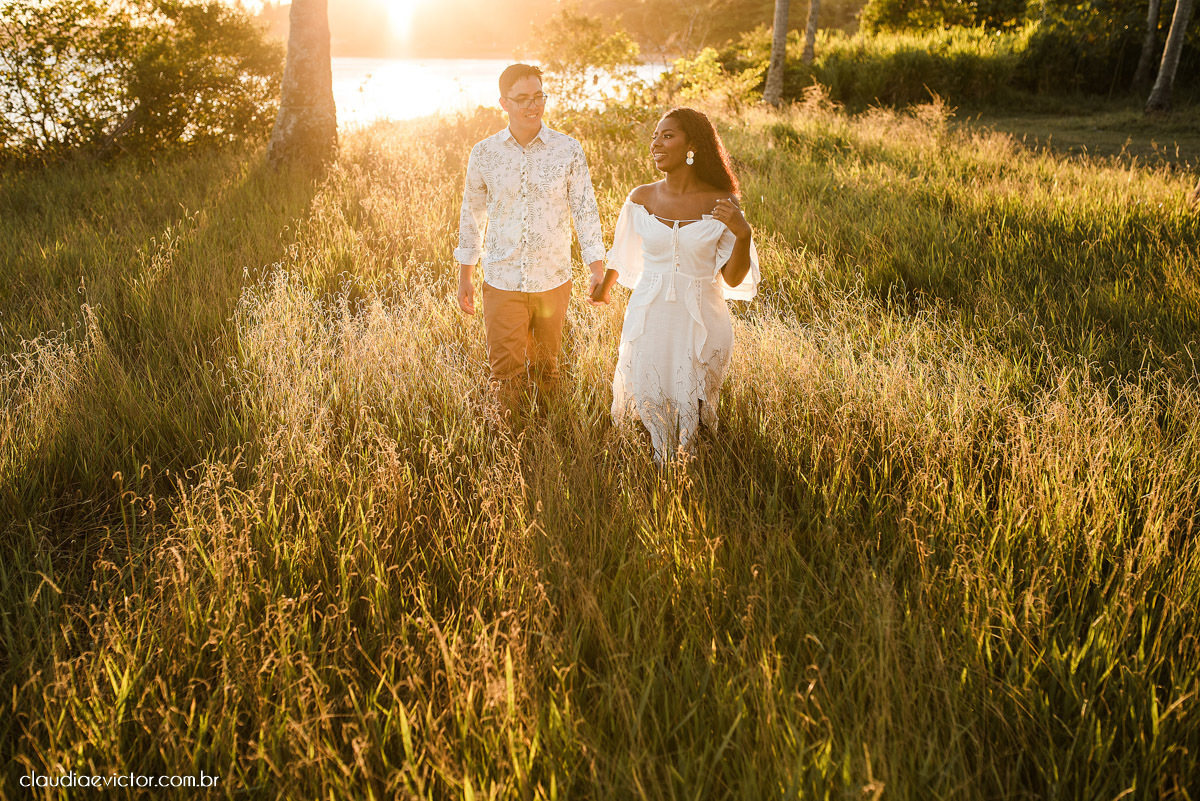 Ensaio namoro pre wedding pré-casamento na praia de Coqueiral de Aracruz feito por fotógrafo de casamento em vila velha fotógrafo de casamento em vitória espirito santo es noiva noivo por do sol fotos de casais