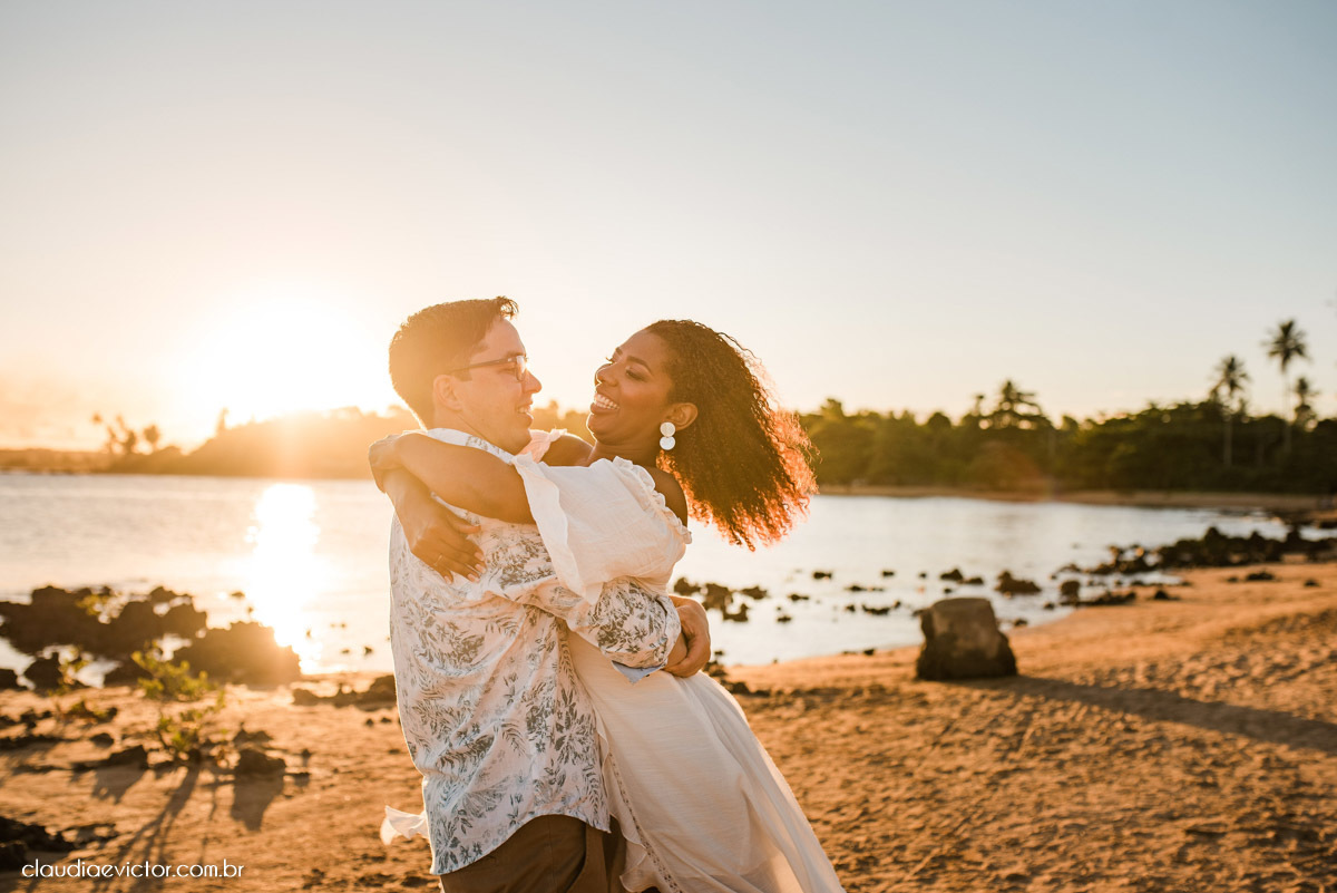 Ensaio namoro pre wedding pré-casamento na praia de Coqueiral de Aracruz feito por fotógrafo de casamento em vila velha fotógrafo de casamento em vitória espirito santo es noiva noivo por do sol fotos de casais