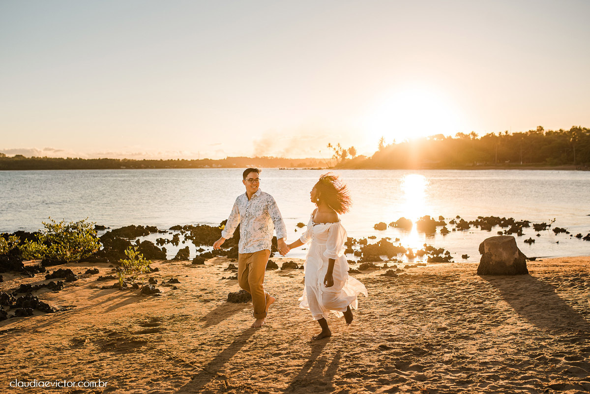 Ensaio namoro pre wedding pré-casamento na praia de Coqueiral de Aracruz feito por fotógrafo de casamento em vila velha fotógrafo de casamento em vitória espirito santo es noiva noivo por do sol fotos de casais