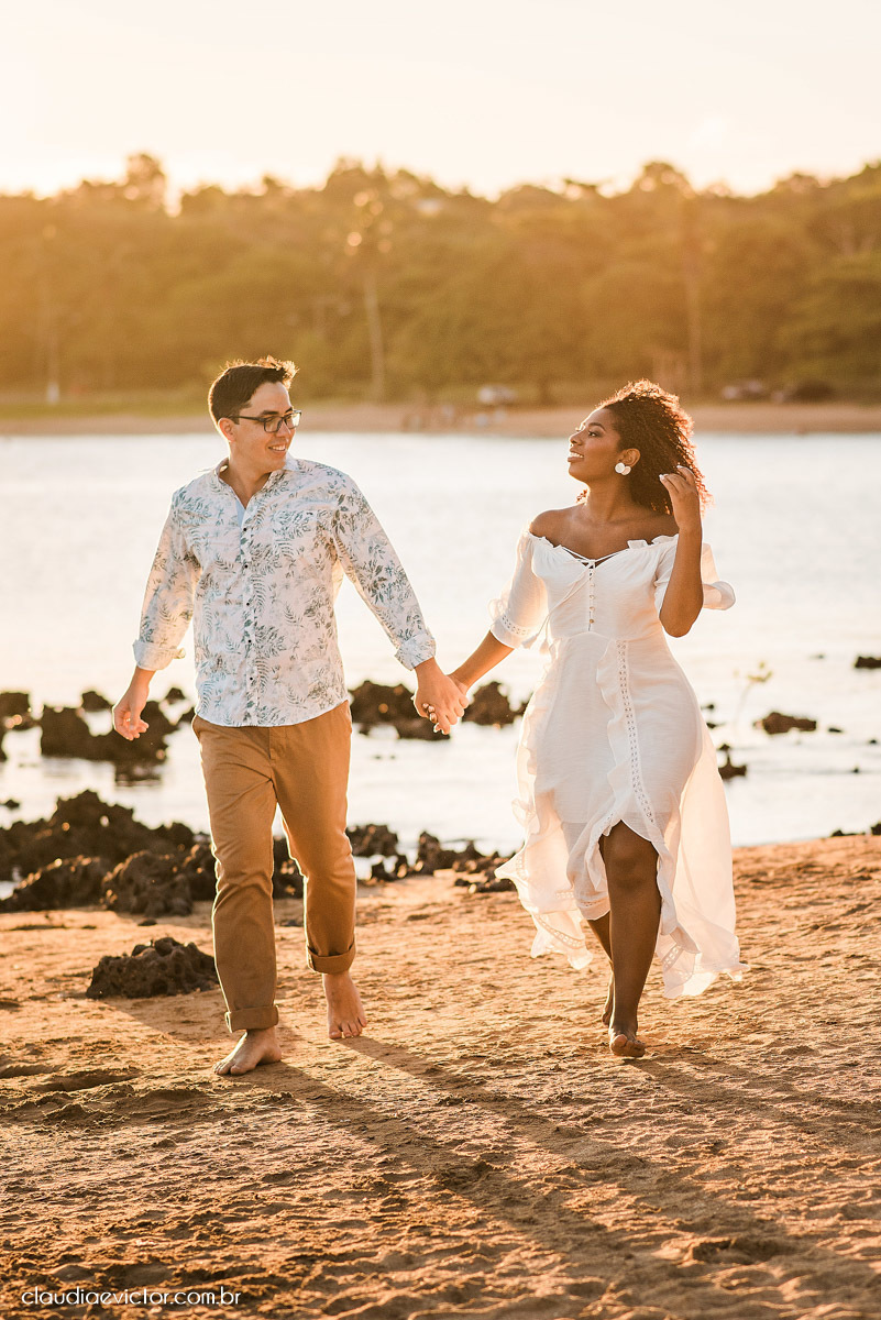 Ensaio namoro pre wedding pré-casamento na praia de Coqueiral de Aracruz feito por fotógrafo de casamento em vila velha fotógrafo de casamento em vitória espirito santo es noiva noivo por do sol fotos de casais