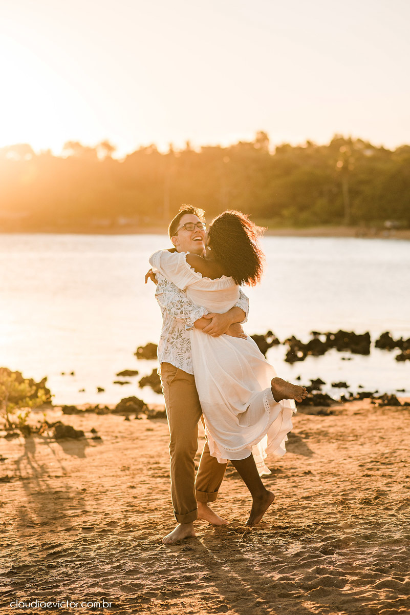 Ensaio namoro pre wedding pré-casamento na praia de Coqueiral de Aracruz feito por fotógrafo de casamento em vila velha fotógrafo de casamento em vitória espirito santo es noiva noivo por do sol fotos de casais