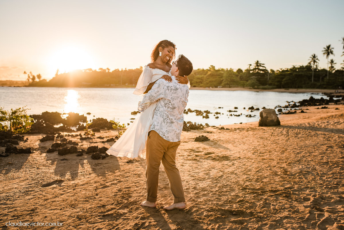 Ensaio namoro pre wedding pré-casamento na praia de Coqueiral de Aracruz feito por fotógrafo de casamento em vila velha fotógrafo de casamento em vitória espirito santo es noiva noivo por do sol fotos de casais