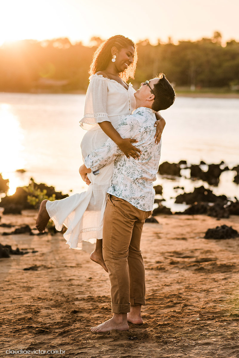 Ensaio namoro pre wedding pré-casamento na praia de Coqueiral de Aracruz feito por fotógrafo de casamento em vila velha fotógrafo de casamento em vitória espirito santo es noiva noivo por do sol fotos de casais