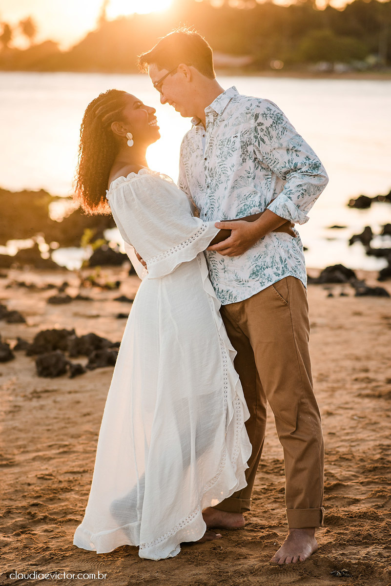Ensaio namoro pre wedding pré-casamento na praia de Coqueiral de Aracruz feito por fotógrafo de casamento em vila velha fotógrafo de casamento em vitória espirito santo es noiva noivo por do sol fotos de casais