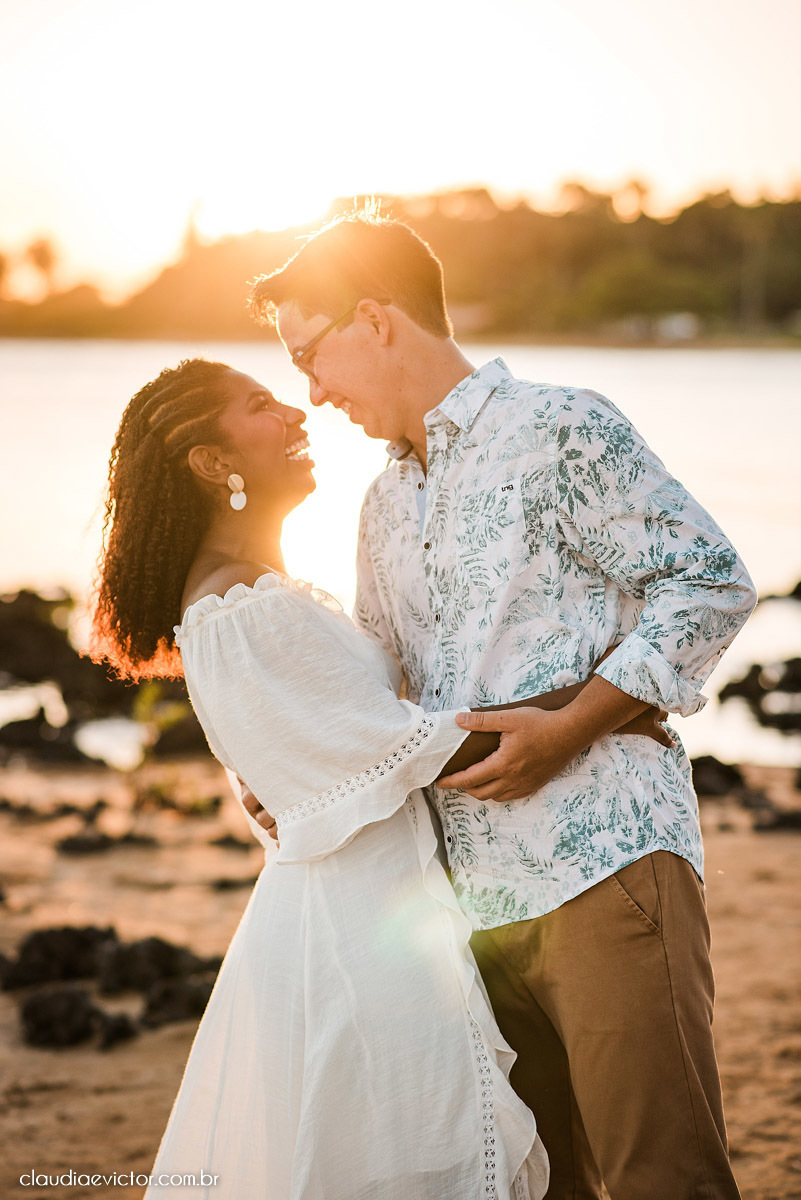 Ensaio namoro pre wedding pré-casamento na praia de Coqueiral de Aracruz feito por fotógrafo de casamento em vila velha fotógrafo de casamento em vitória espirito santo es noiva noivo por do sol fotos de casais