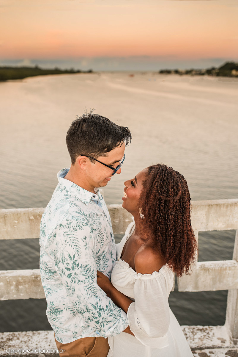 Ensaio namoro pre wedding pré-casamento na praia de Coqueiral de Aracruz feito por fotógrafo de casamento em vila velha fotógrafo de casamento em vitória espirito santo es noiva noivo por do sol fotos de casais