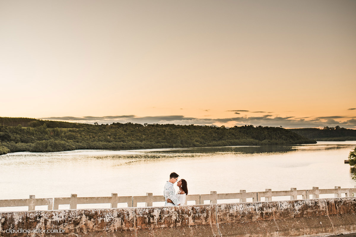 Ensaio namoro pre wedding pré-casamento na praia de Coqueiral de Aracruz feito por fotógrafo de casamento em vila velha fotógrafo de casamento em vitória espirito santo es noiva noivo por do sol fotos de casais
