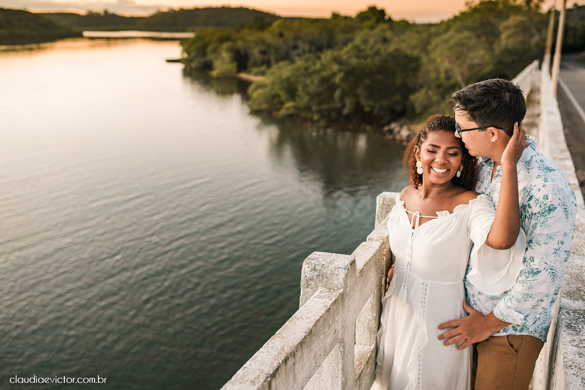 Ensaio namoro pre wedding pré-casamento na praia de Coqueiral de Aracruz feito por fotógrafo de casamento em vila velha fotógrafo de casamento em vitória espirito santo es noiva noivo por do sol fotos de casais