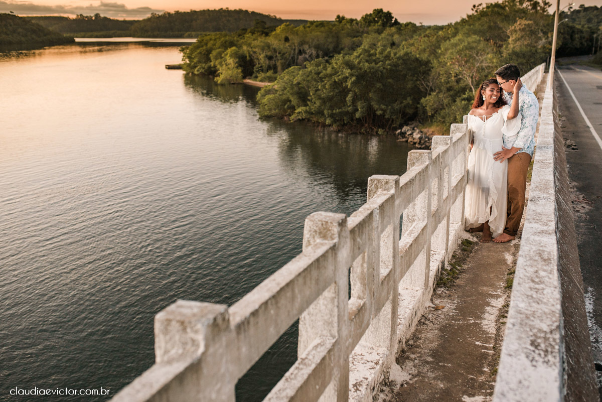 Ensaio namoro pre wedding pré-casamento na praia de Coqueiral de Aracruz feito por fotógrafo de casamento em vila velha fotógrafo de casamento em vitória espirito santo es noiva noivo por do sol fotos de casais