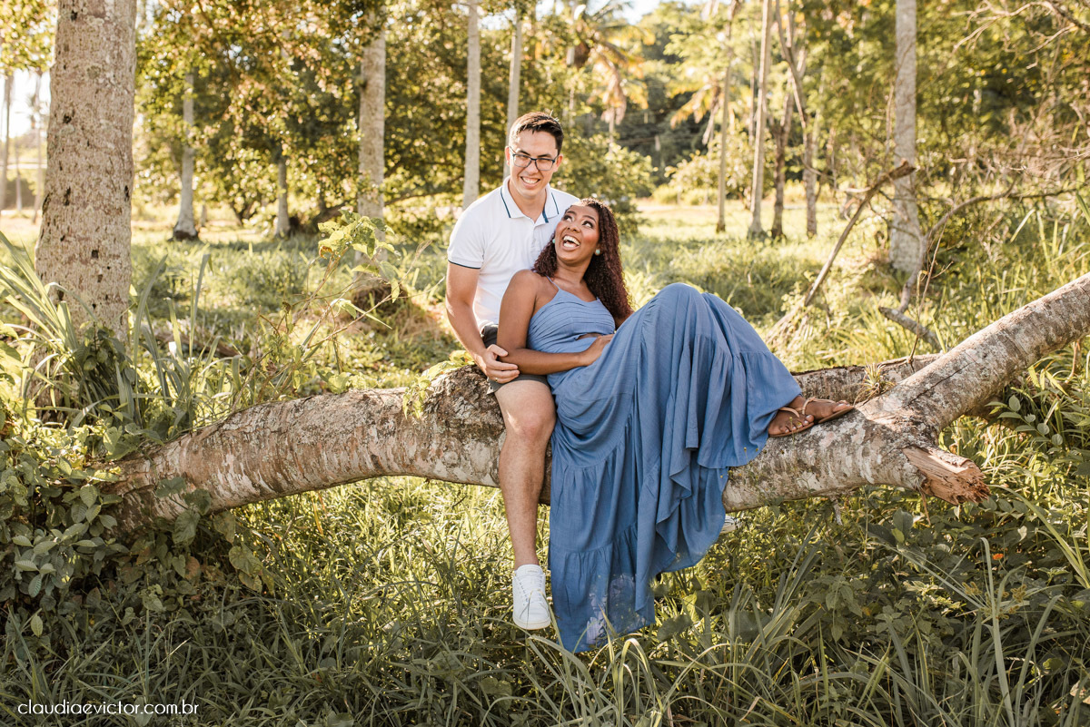 Ensaio namoro pre wedding pré-casamento na praia de Coqueiral de Aracruz feito por fotógrafo de casamento em vila velha fotógrafo de casamento em vitória espirito santo es noiva noivo por do sol fotos de casais