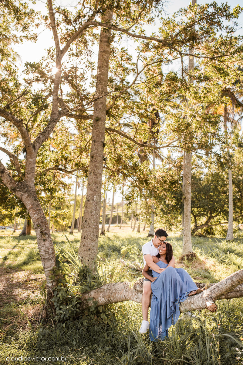 Ensaio namoro pre wedding pré-casamento na praia de Coqueiral de Aracruz feito por fotógrafo de casamento em vila velha fotógrafo de casamento em vitória espirito santo es noiva noivo por do sol fotos de casais