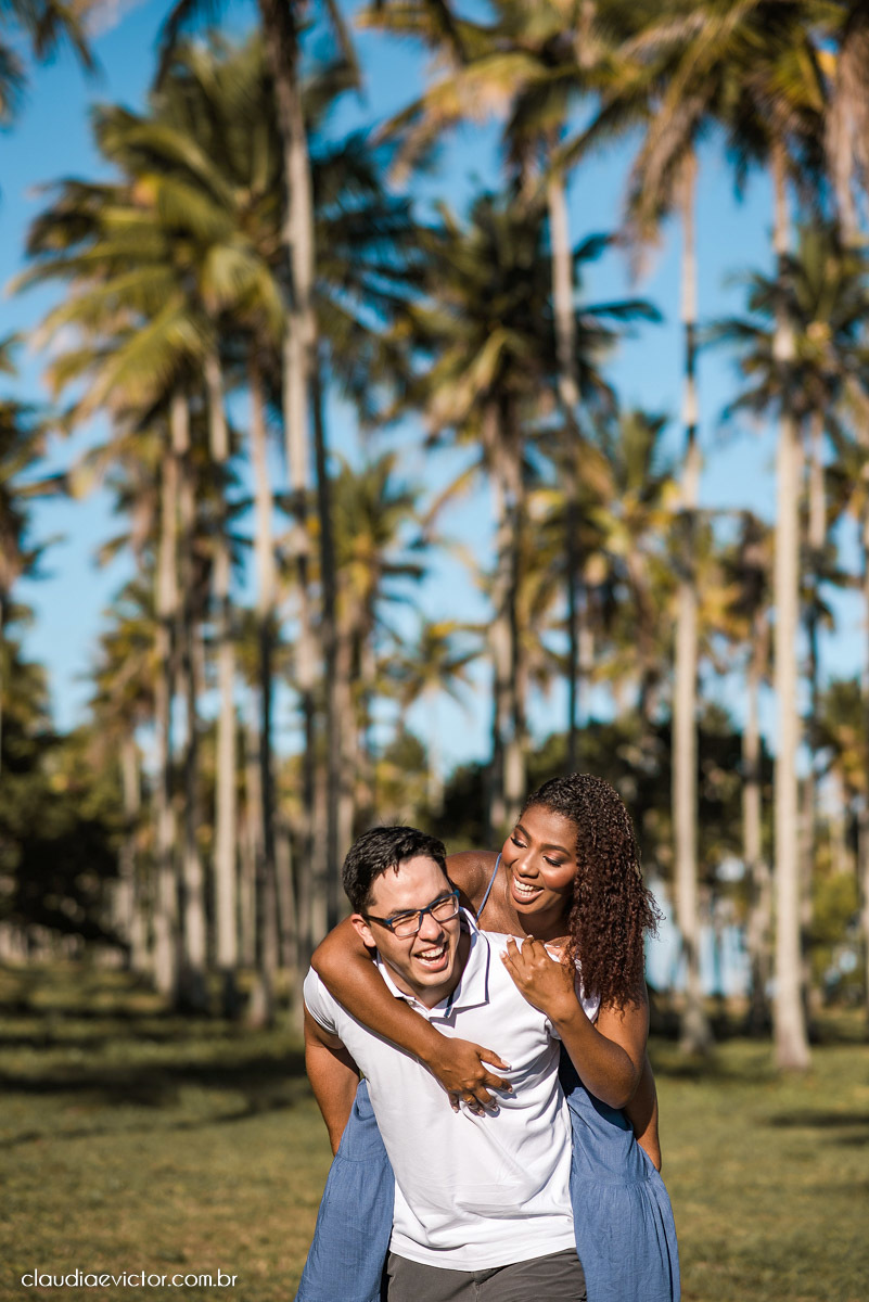Ensaio namoro pre wedding pré-casamento na praia de Coqueiral de Aracruz feito por fotógrafo de casamento em vila velha fotógrafo de casamento em vitória espirito santo es noiva noivo por do sol fotos de casais