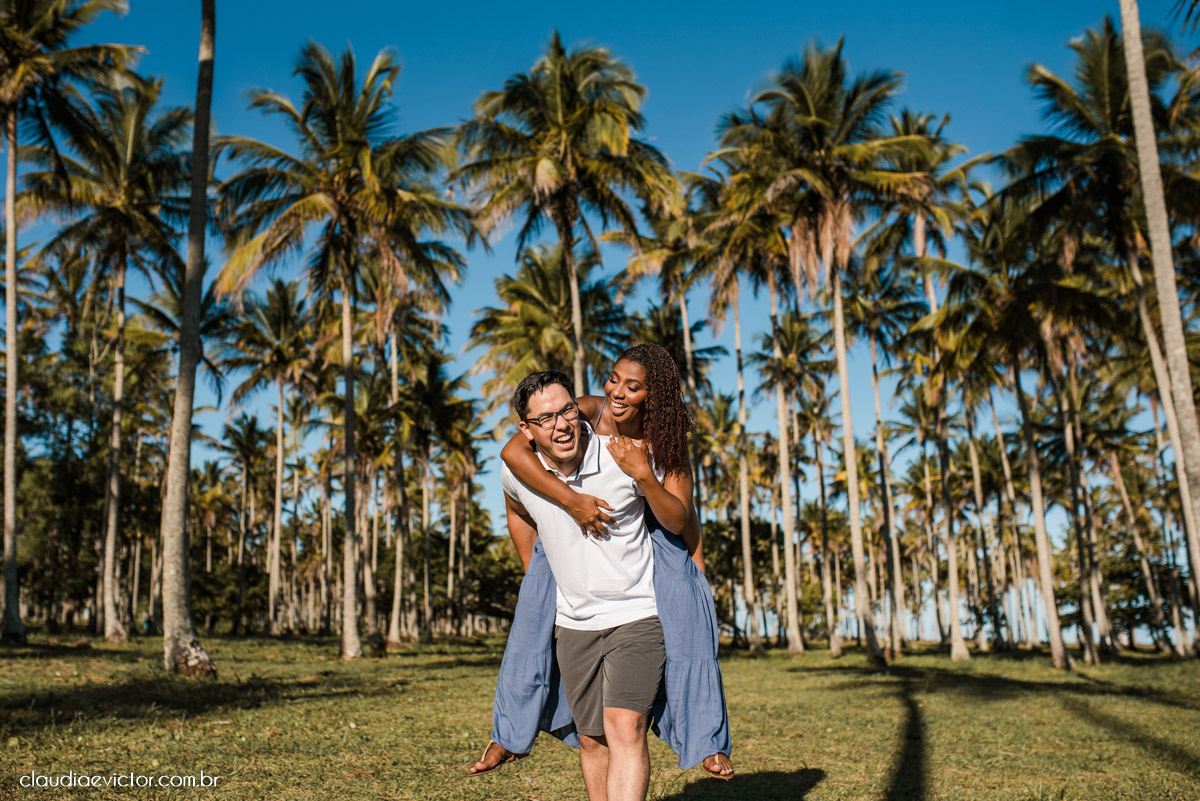 Ensaio namoro pre wedding pré-casamento na praia de Coqueiral de Aracruz feito por fotógrafo de casamento em vila velha fotógrafo de casamento em vitória espirito santo es noiva noivo por do sol fotos de casais