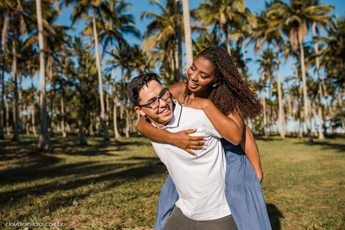 Ensaio namoro pre wedding pré-casamento na praia de Coqueiral de Aracruz feito por fotógrafo de casamento em vila velha fotógrafo de casamento em vitória espirito santo es noiva noivo por do sol fotos de casais