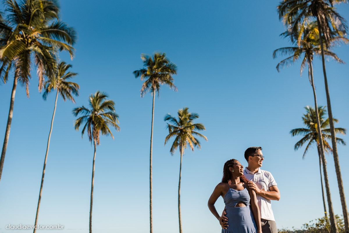 Ensaio namoro pre wedding pré-casamento na praia de Coqueiral de Aracruz feito por fotógrafo de casamento em vila velha fotógrafo de casamento em vitória espirito santo es noiva noivo por do sol fotos de casais
