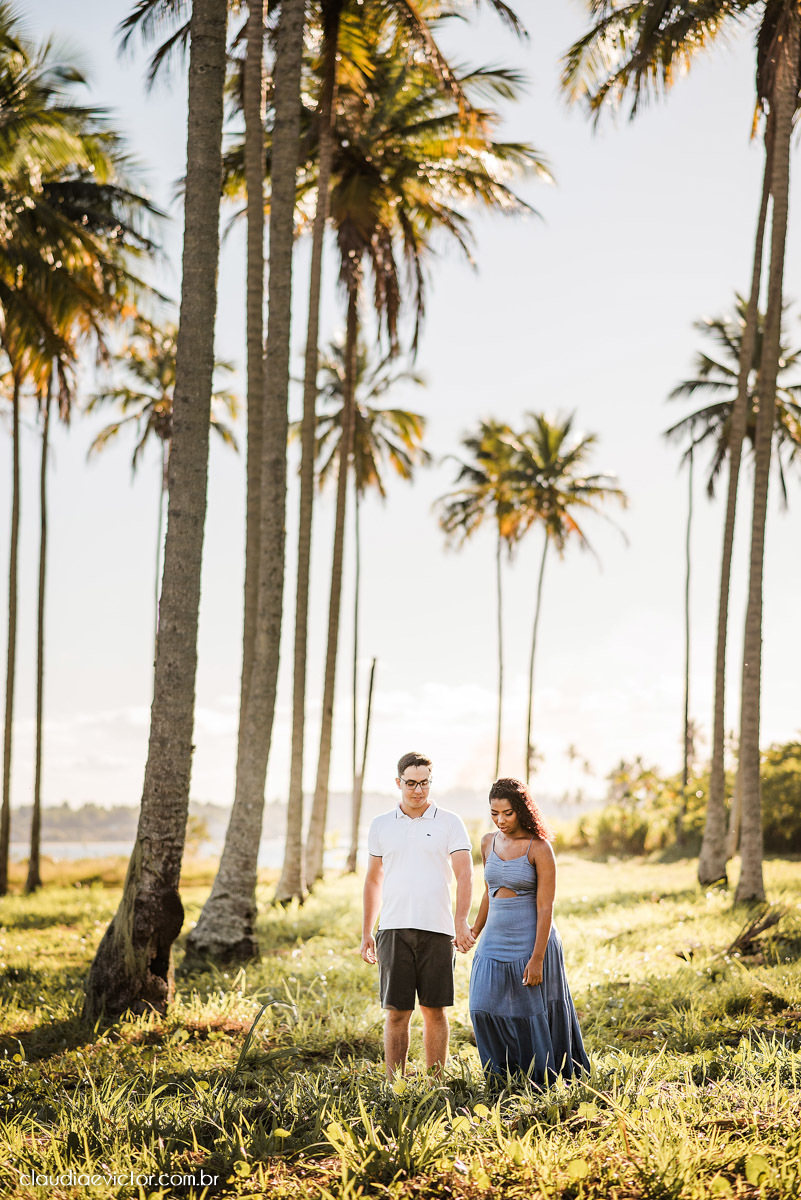 Ensaio namoro pre wedding pré-casamento na praia de Coqueiral de Aracruz feito por fotógrafo de casamento em vila velha fotógrafo de casamento em vitória espirito santo es noiva noivo por do sol fotos de casais