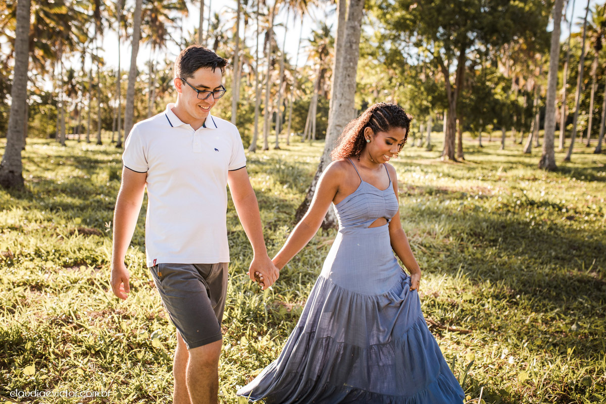 Ensaio namoro pre wedding pré-casamento na praia de Coqueiral de Aracruz feito por fotógrafo de casamento em vila velha fotógrafo de casamento em vitória espirito santo es noiva noivo por do sol fotos de casais