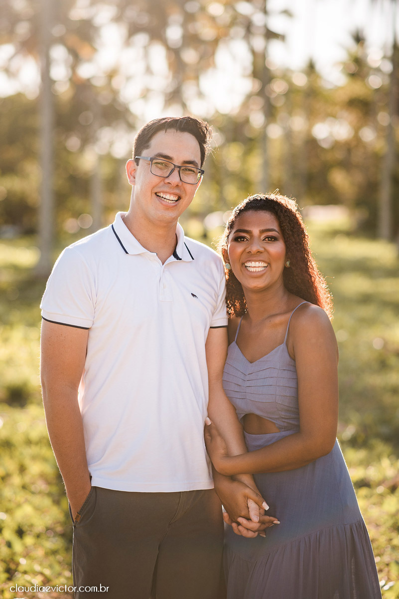 Ensaio namoro pre wedding pré-casamento na praia de Coqueiral de Aracruz feito por fotógrafo de casamento em vila velha fotógrafo de casamento em vitória espirito santo es noiva noivo por do sol fotos de casais