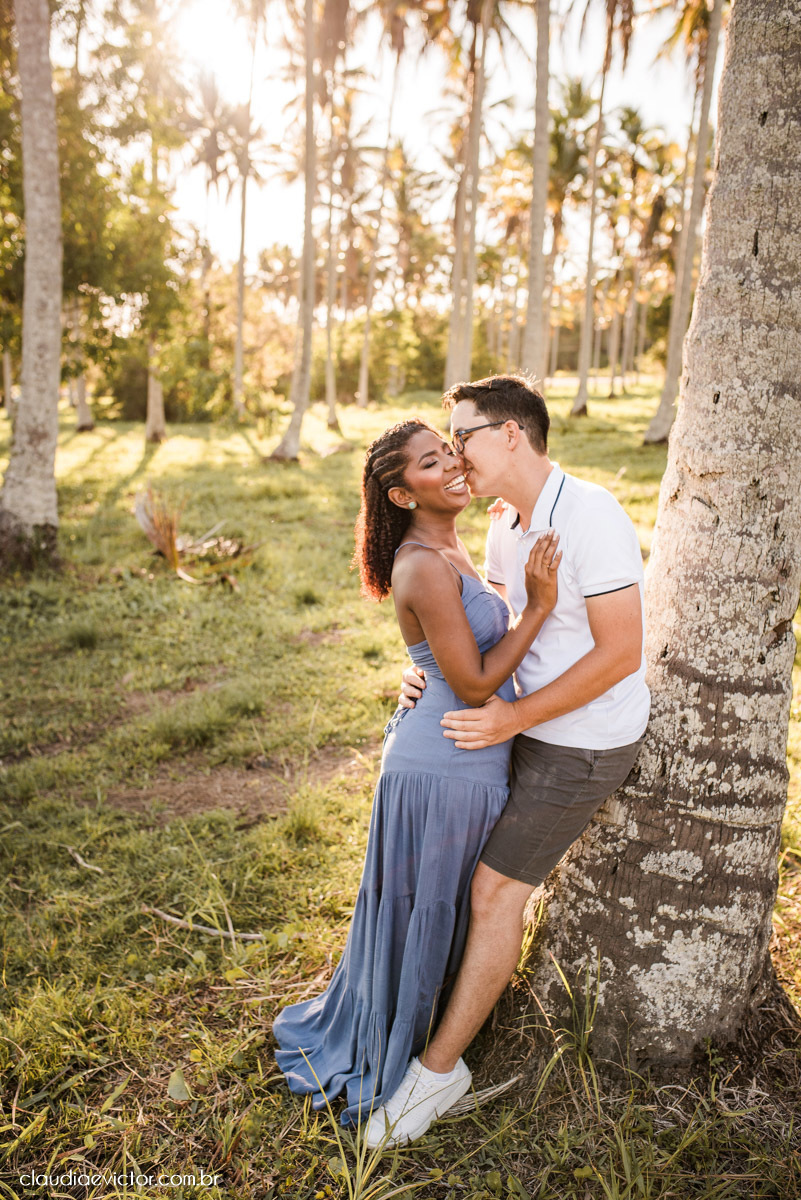 Ensaio namoro pre wedding pré-casamento na praia de Coqueiral de Aracruz feito por fotógrafo de casamento em vila velha fotógrafo de casamento em vitória espirito santo es noiva noivo por do sol fotos de casais