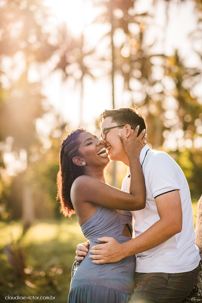 Ensaio namoro pre wedding pré-casamento na praia de Coqueiral de Aracruz feito por fotógrafo de casamento em vila velha fotógrafo de casamento em vitória espirito santo es noiva noivo por do sol fotos de casais