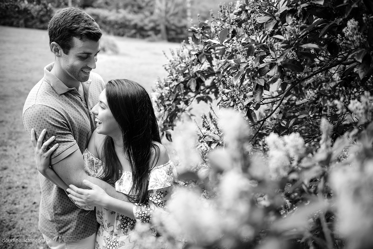 Ensaio fotografico pre casamento em guarapari por fotógrafos de casamento de Vila Velha fotógrafos de casamento de Vitória fotógrafos de casamento de Serra ES book casal feliz fotos divertidas e alegres no campo e  praia com por do sol