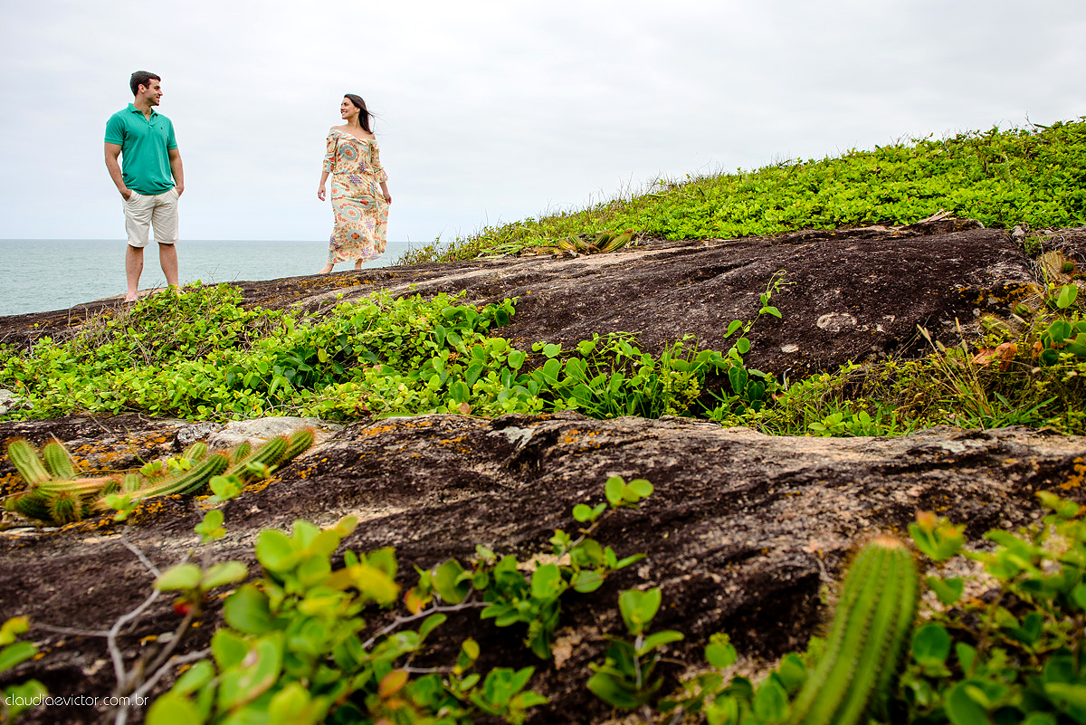 Ensaio fotografico pre casamento em guarapari por fotógrafos de casamento de Vila Velha fotógrafos de casamento de Vitória fotógrafos de casamento de Serra ES book casal feliz fotos divertidas e alegres no campo e  praia com por do sol