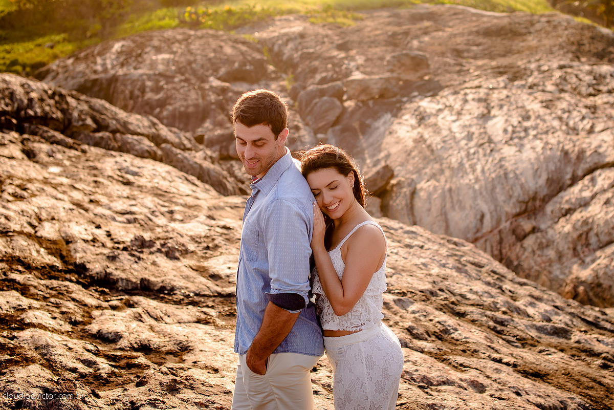 Ensaio fotografico pre casamento em guarapari por fotógrafos de casamento de Vila Velha fotógrafos de casamento de Vitória fotógrafos de casamento de Serra ES book casal feliz fotos divertidas e alegres no campo e  praia com por do sol