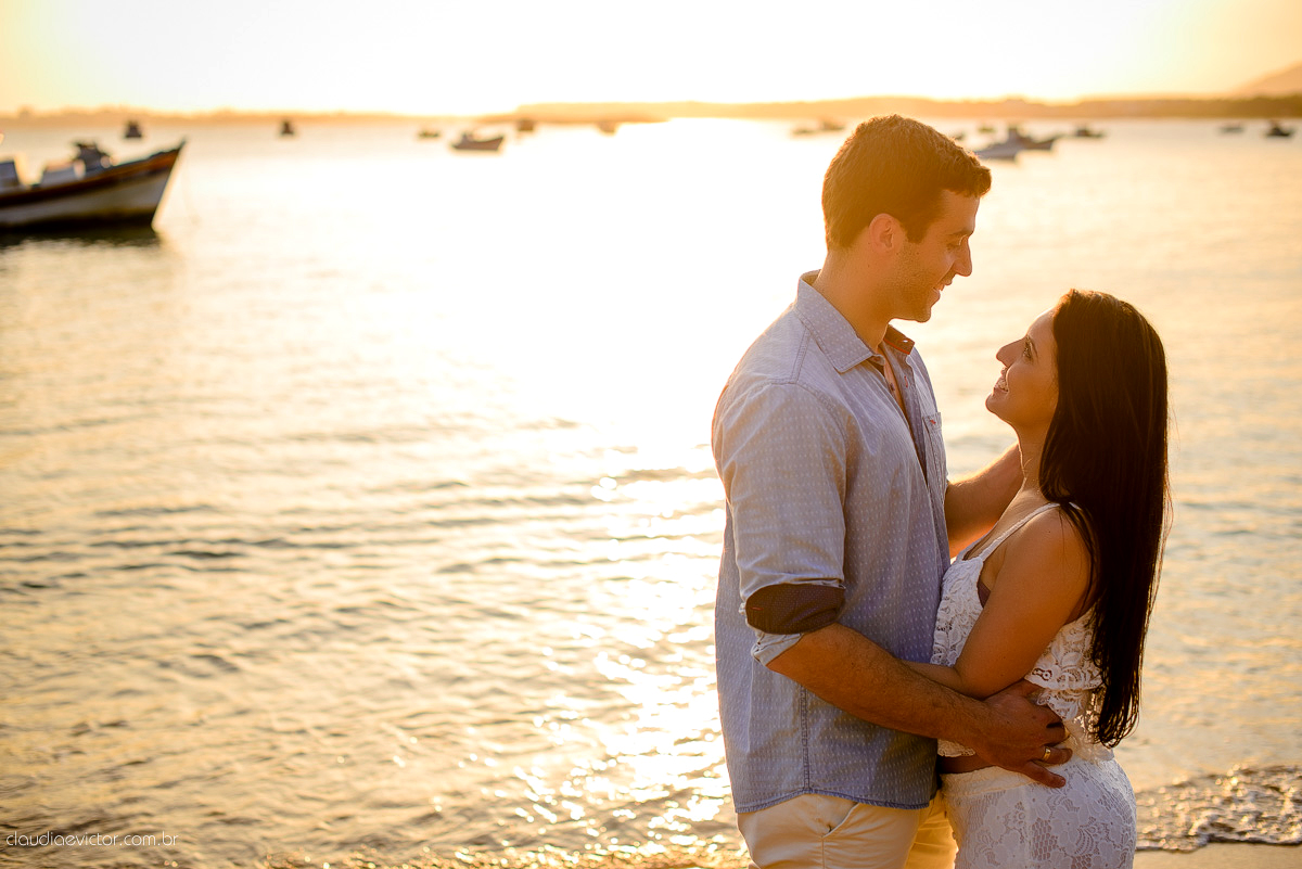 Ensaio fotografico pre casamento em guarapari por fotógrafos de casamento de Vila Velha fotógrafos de casamento de Vitória fotógrafos de casamento de Serra ES book casal feliz fotos divertidas e alegres no campo e  praia com por do sol