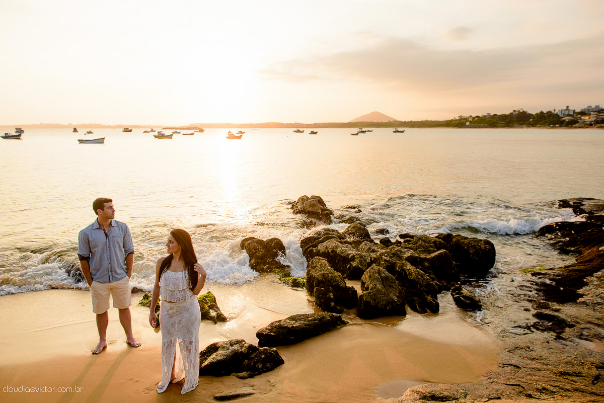 Ensaio fotografico pre casamento em guarapari por fotógrafos de casamento de Vila Velha fotógrafos de casamento de Vitória fotógrafos de casamento de Serra ES book casal feliz fotos divertidas e alegres no campo e  praia com por do sol