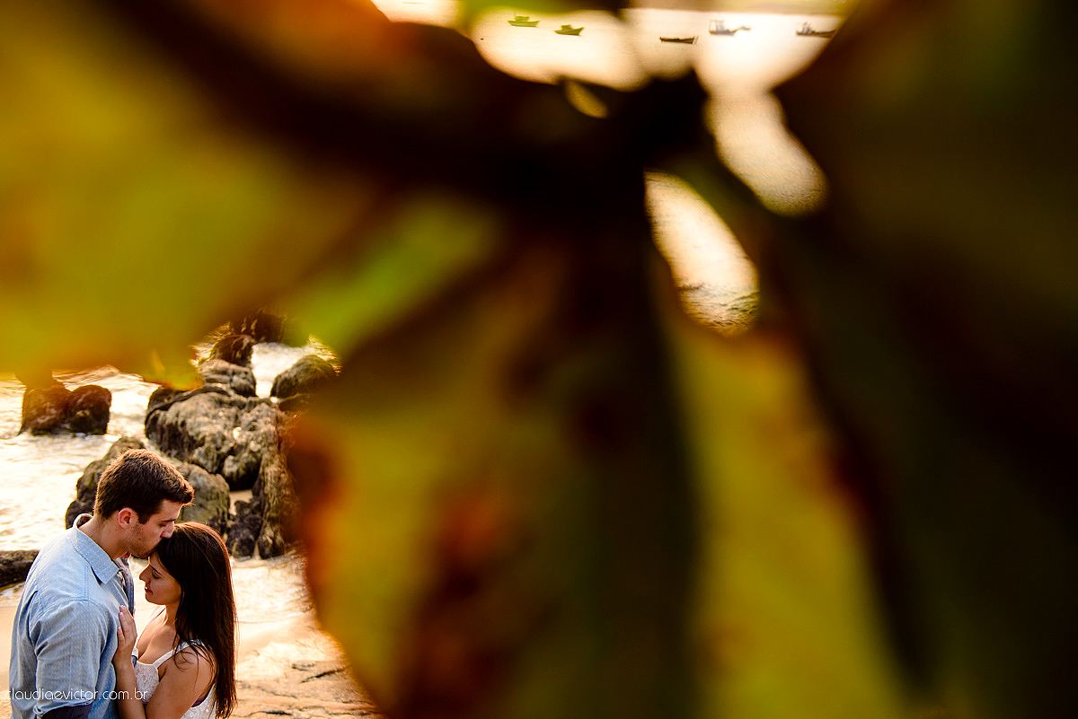 Ensaio fotografico pre casamento em guarapari por fotógrafos de casamento de Vila Velha fotógrafos de casamento de Vitória fotógrafos de casamento de Serra ES book casal feliz fotos divertidas e alegres no campo e  praia com por do sol