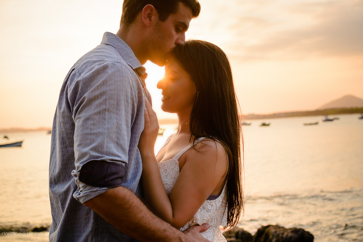 Ensaio fotografico pre casamento em guarapari por fotógrafos de casamento de Vila Velha fotógrafos de casamento de Vitória fotógrafos de casamento de Serra ES book casal feliz fotos divertidas e alegres no campo e  praia com por do sol