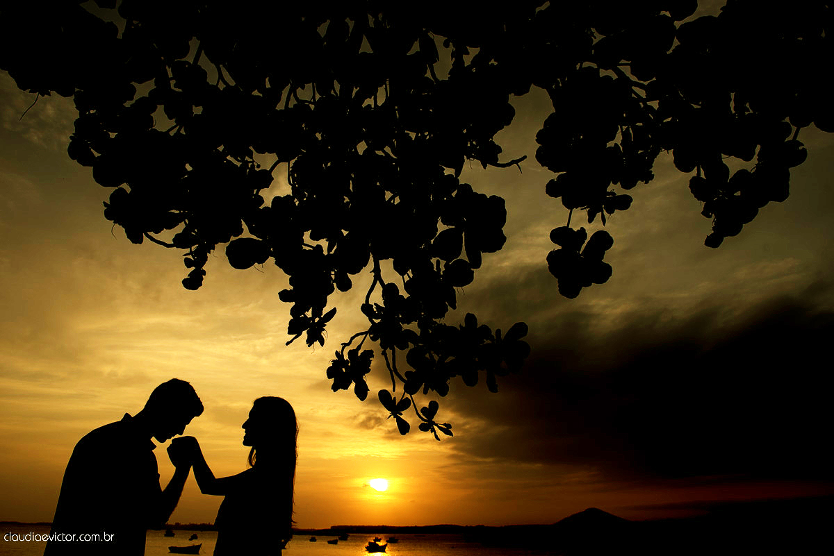 Ensaio fotografico pre casamento em guarapari por fotógrafos de casamento de Vila Velha fotógrafos de casamento de Vitória fotógrafos de casamento de Serra ES book casal feliz fotos divertidas e alegres no campo e  praia com por do sol