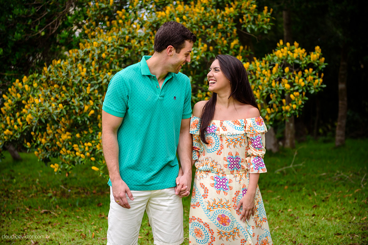 Ensaio fotografico pre casamento em guarapari por fotógrafos de casamento de Vila Velha fotógrafos de casamento de Vitória fotógrafos de casamento de Serra ES book casal feliz fotos divertidas e alegres no campo e  praia com por do sol